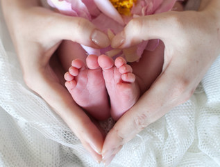 ноги Новорожденного спящего ребенка