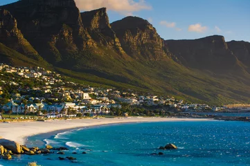 Foto op Plexiglas Camps Bay strand met uitzicht op de Twelve Apostles bergketen. Kaapstad. Zuid-Afrika © jon11