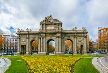 Fotobehang Puerta de Alcala in Madrid © dudlajzov