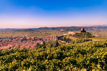Obraz premium view of Soave (Italy) and its famous medieval castle