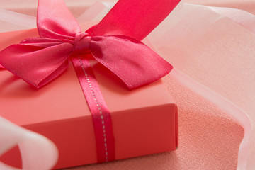 ピンクのギフトボックスとリボン