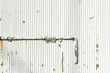 白いトタン板の壁面