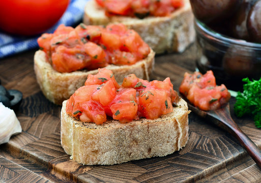 Bruschetta al Pomodoro, Nahaufnahme, Rustikal angerichtet auf Holz, Food Styling 