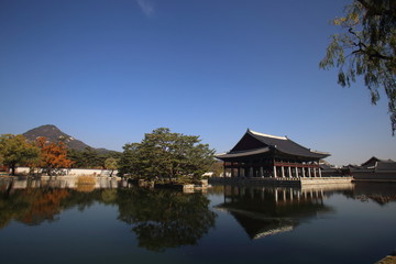 Fototapeta na wymiar Gyeonghoeru Pavilion at Gyeongbokgung Palace, Seoul , Korea