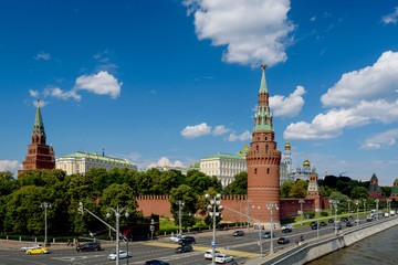Obraz premium View of the Moscow Kremlin from the bridge in summer sunny day