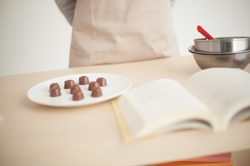 チョコレートを作る女性・白バック