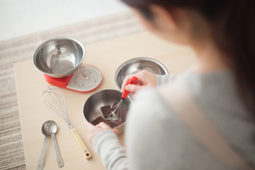 チョコレートを作る女性・後ろ姿