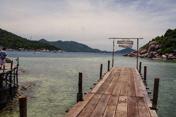 Fototapeta premium Wooden walkway to the sea 