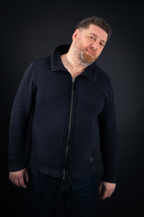 Obraz premium Przystojny mężczyzna robi różne wyrażenia w różnych zestawach ubrań: miłość