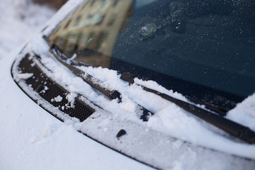 Obraz na płótnie Canvas The wipers on snow-covered car