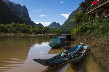 Obraz premium Long boats on the river with mountains