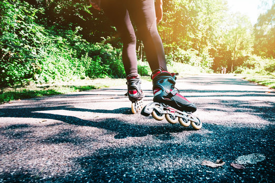 Inlineskates fahren/Weg im Gr&uuml;nen mit Inlinern