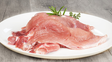 escalopes de viande crues sur plat