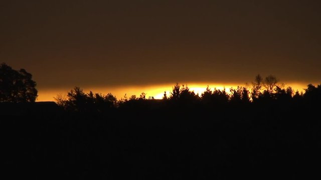 Tagesanbruch - am Horizont kommt die aufgehende Sonne ins Bild (Totale, Zeitraffer)