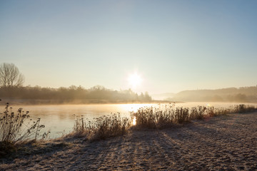 Morgenstimmung am Fluss im Winter