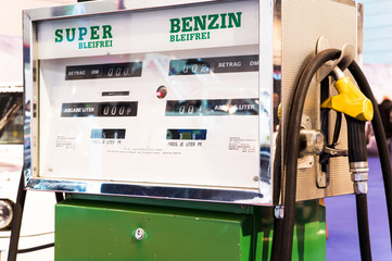 Alte Benzin Zapfsäule an Tankstelle in D-Mark und Pfennig