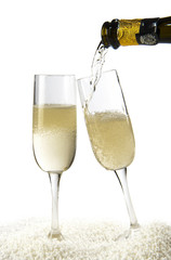 Versare spumante nei bicchieri