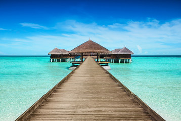 Resort mit Bootssteg im Urlaub auf Malediven - obrazy, fototapety, plakaty