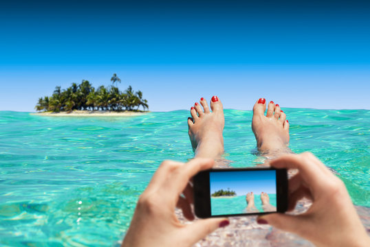Frau macht Foto mit Smartphone im Urlaub