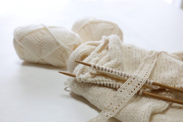 Fototapeta na wymiar 白い毛糸の編み物