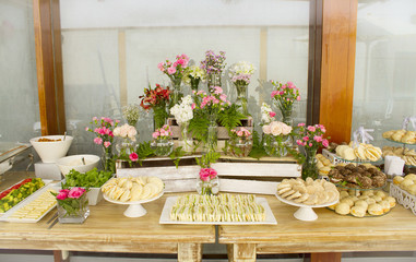 Fototapeta na wymiar Wedding table, flowers and food 