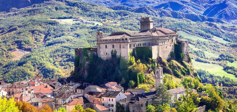"Castello di Bardi" - impressive medieval fortress in Emilia -Romagna, Italy