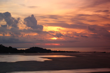 amanecer entre montañas