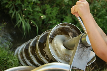 Wasserkurbel am Spielplatz