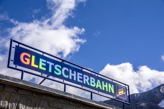 Eingang zur Gletscherbahn im Gebirge