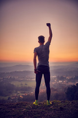Fototapeta premium Vittoria! ragazzo in montagna vincitore