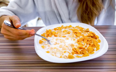 healthy breakfast cornflakes with milk