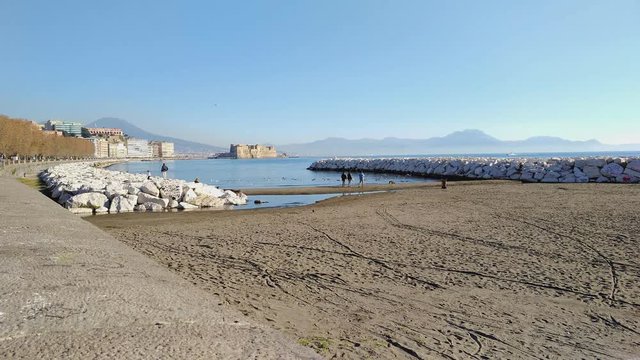 Vista panoramica del lungomare di Napoli in dicembre - Italia