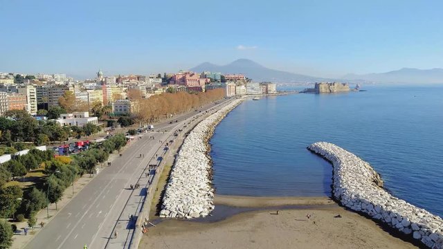 Vista panoramica del lungomare di Napoli in dicembre - Italia