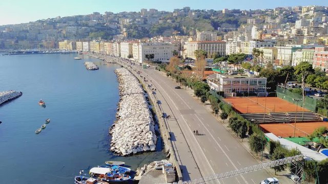 Vista panoramica del lungomare di Napoli in dicembre - Italia