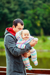 Obraz premium The father playing with his daughter