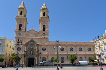 Fototapeta na wymiar Kirche San Antonio in Cadiz Andalusien