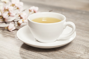 Tasse grüner Tee im Frühling