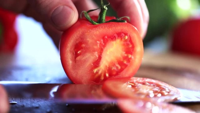 Tomaten in scheiben schneiden (video)
