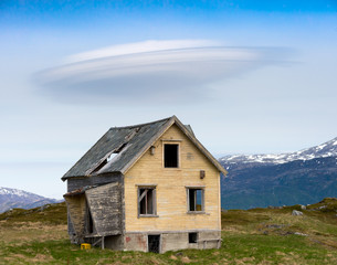 Fototapeta premium lonely abandoned house in the tundra in Norway