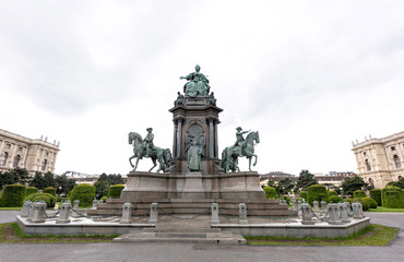 Fototapeta na wymiar Photo beautiful view of maria theresa memorial and square at famous naturhistorisches natural history museum with park and sculpture at fountain