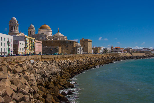 Blicke auf die Kathedrale und Kaimauer in C&aacute;diz 