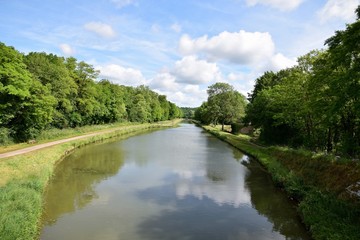Fototapeta na wymiar Canal du Nivernais