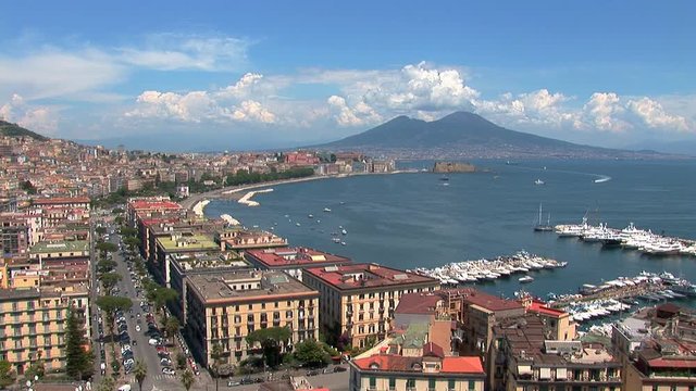 Napoli, panorama del golfo con il vesuvio