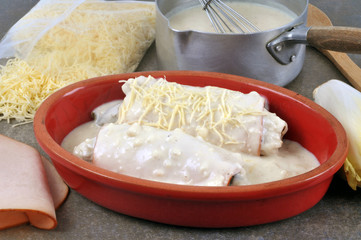 Préparation d'endives au jambon avec les ingrédients