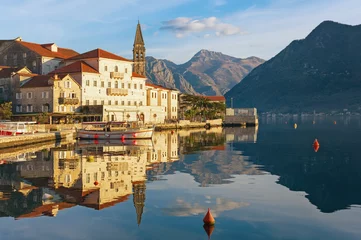 Abwaschbare Fototapete Stadt am Wasser Sonniger Wintertag in der Stadt Perast. Montenegro