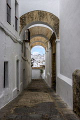 Durchgang zu Wohnhäuser im andalusischen Dorf Vejer