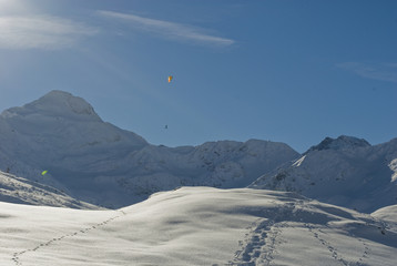Snowkite nella neve fresca sulle montagne del Passo del Sempione, Alpi, Svizzera