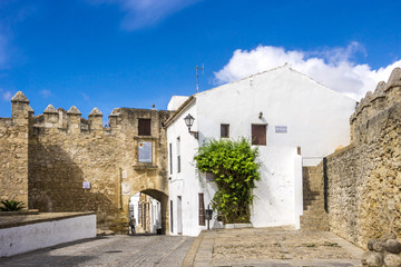 Öffentlicher Platz innerhalb der Stadtmauern von Vejer de la Frontera