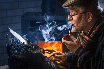 Detektiv mit Pfeife an Schreibmaschine.