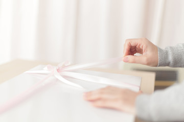 Obraz premium プレゼントをあける女性